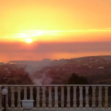 House On The Hill كورال باي